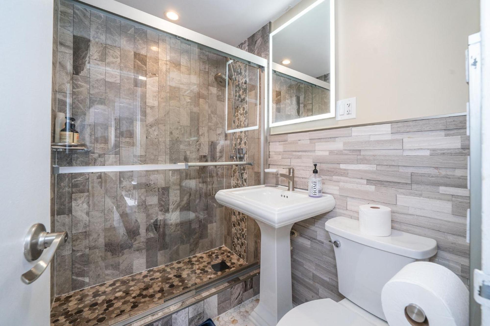 Just Renovated 3 Br/2Bath/ Parking+ Downtown View Apartment Атланта Екстериор снимка